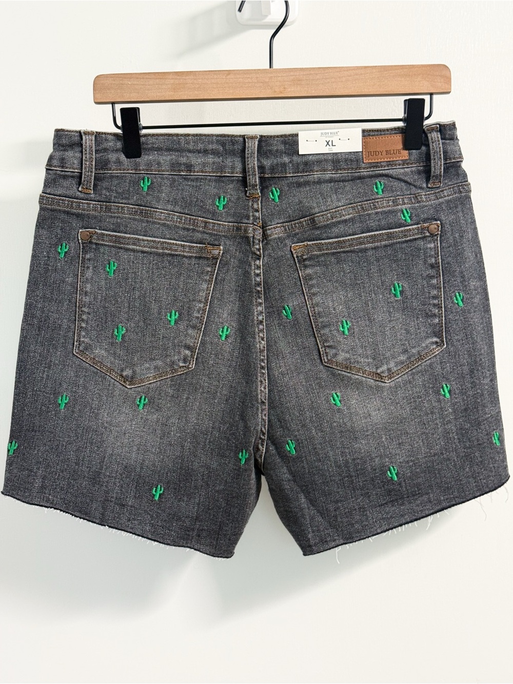 Judy Blue NWT Cactus Embroidered Denim Shorts XL Gray Raw Hem - Picture 10 of 17